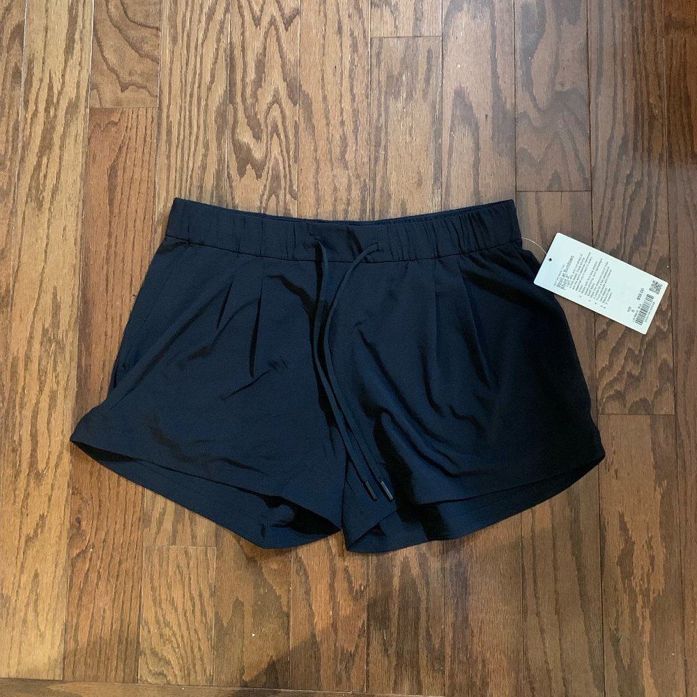 SOLD Lululemon Black Stroll at Sundown Mid-Rise Short 3"